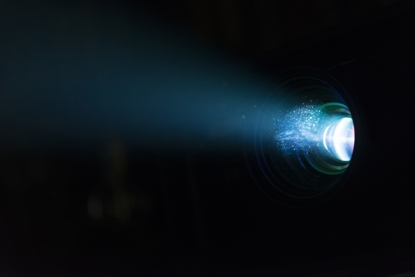 Lichtstrahl eines Projektors im sonst dunklem Raum